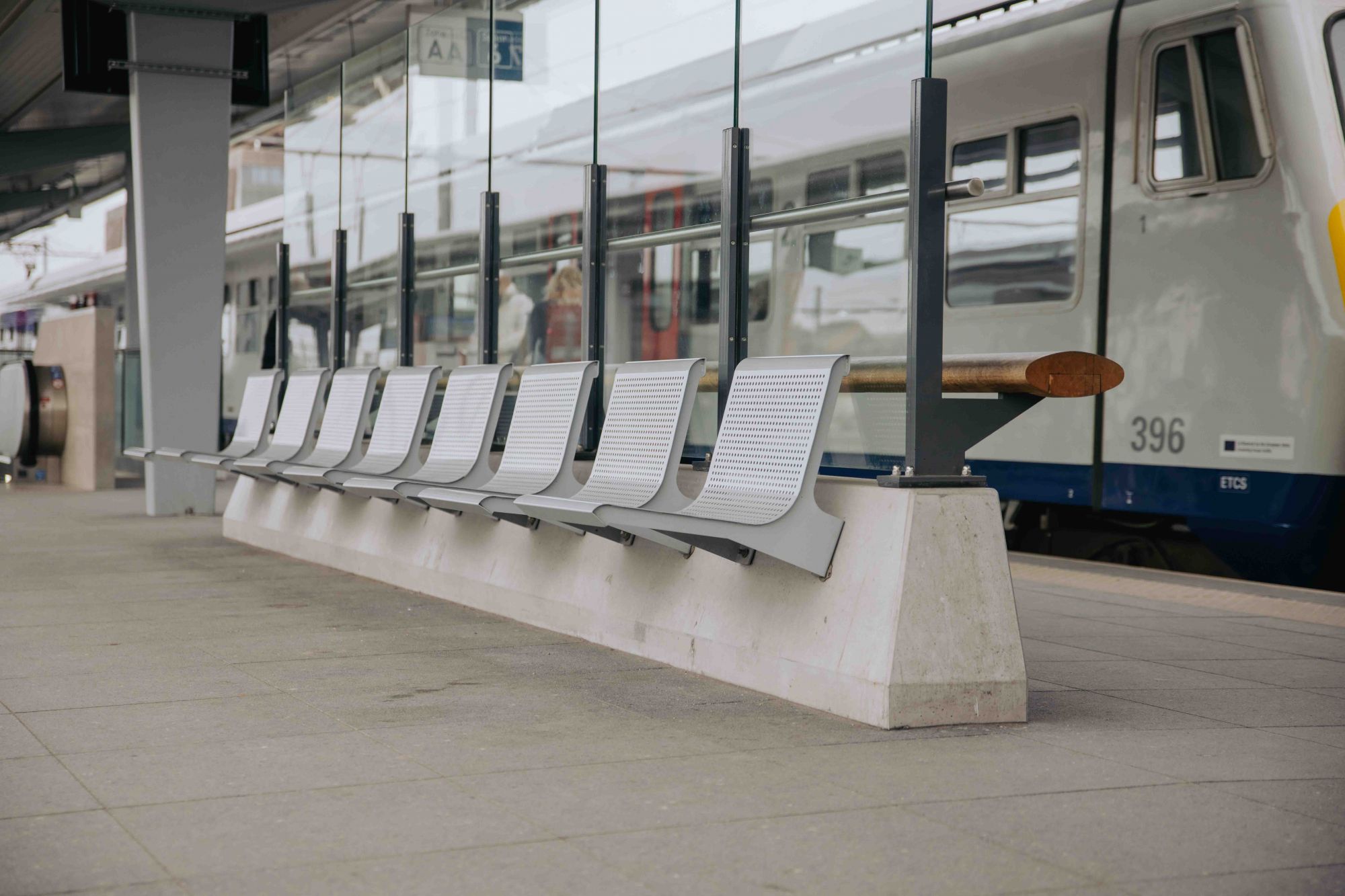 NMBS Station Hasselt Zitmeubilair