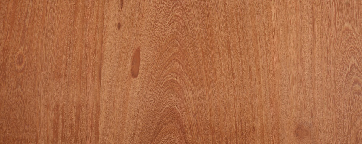 Een detailfoto van sapupira hout