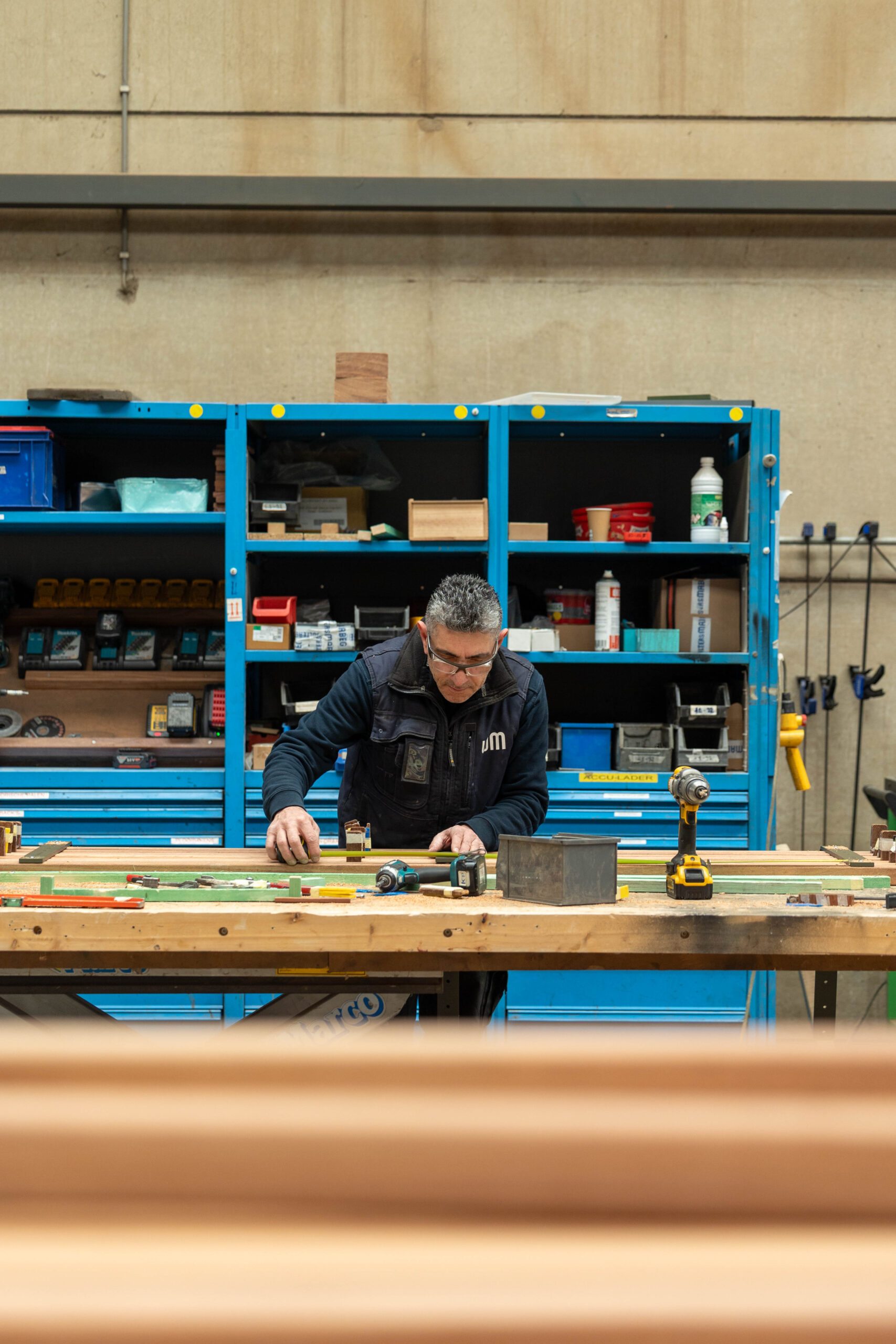 Medewerker in de productie assemblage van straatmeubilair bij Wolters Mabeg