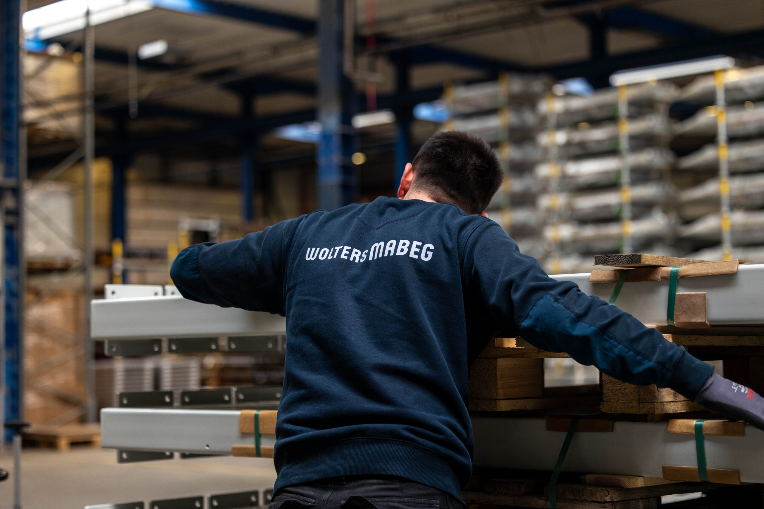 Medewerker productie assemblage aan het werk bij Wolters Mabeg
